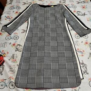Vince Camuto Black White Dress Size 4 Print Style. Zipper Striped Side